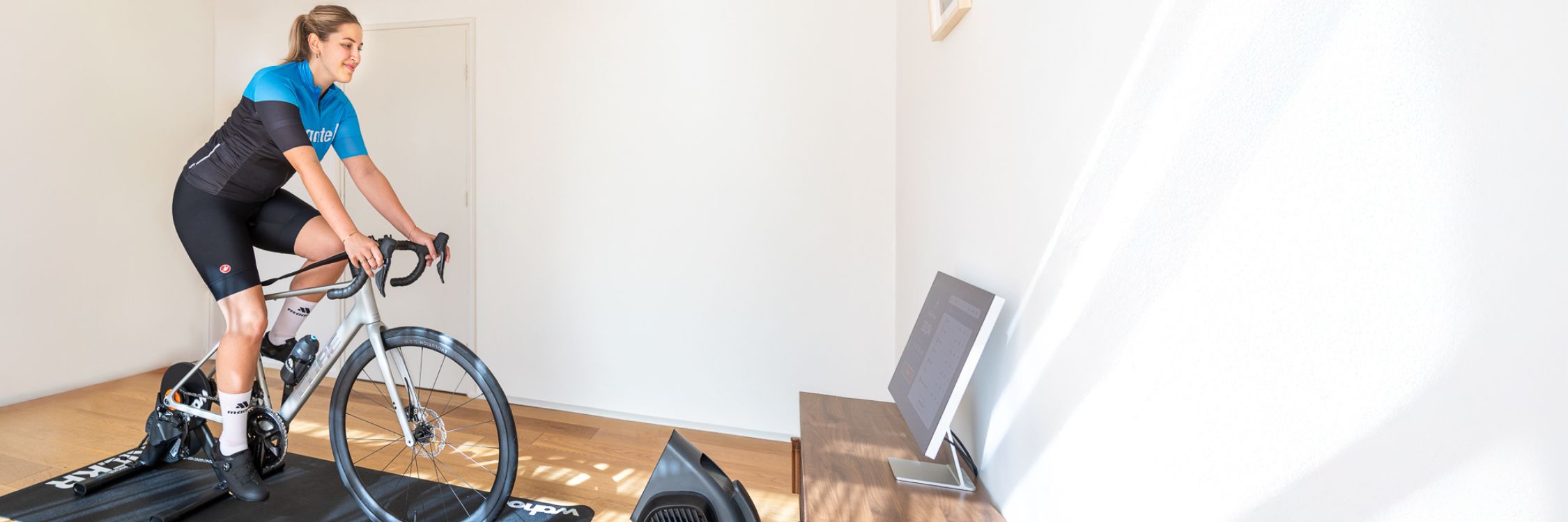Geen zin om buiten te fietsen in de regen? Train droog en warm in je eigen huis. Bekijk ons complete aanbod fietstrainers.