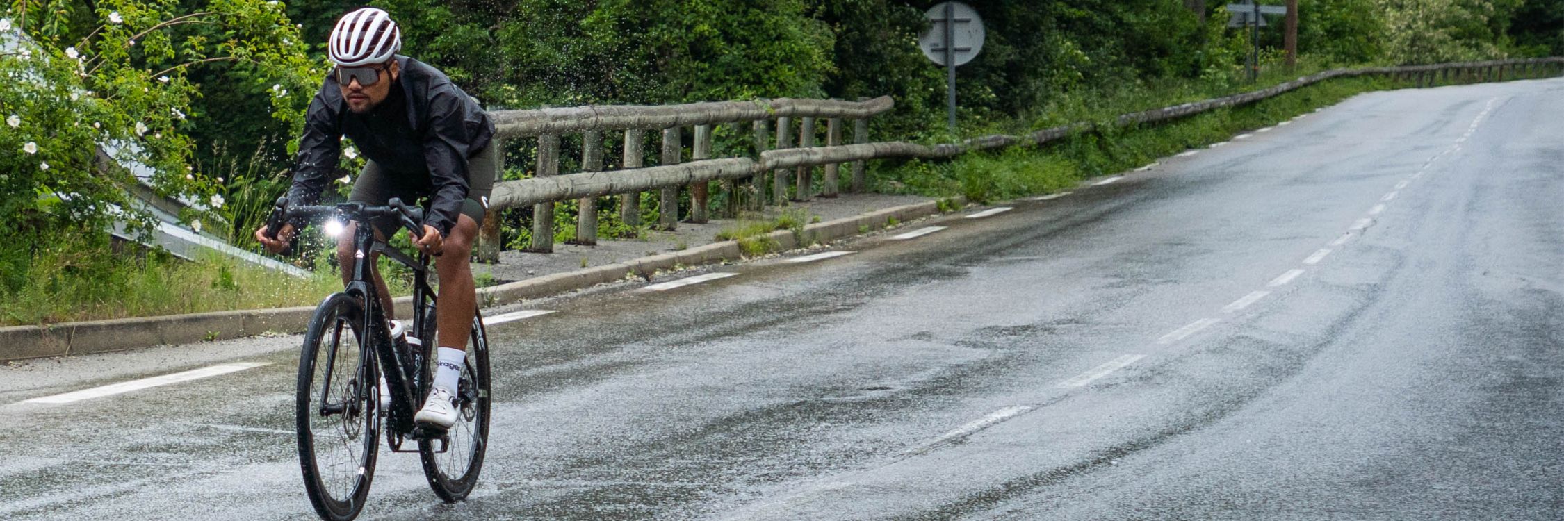 Laat een bui je fietstocht niet verpesten: zo blijf je comfortabel droog
