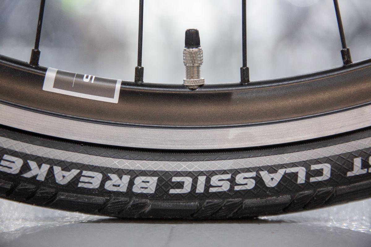 Comment gonfler un pneu avant de vélo avec un compresseur 