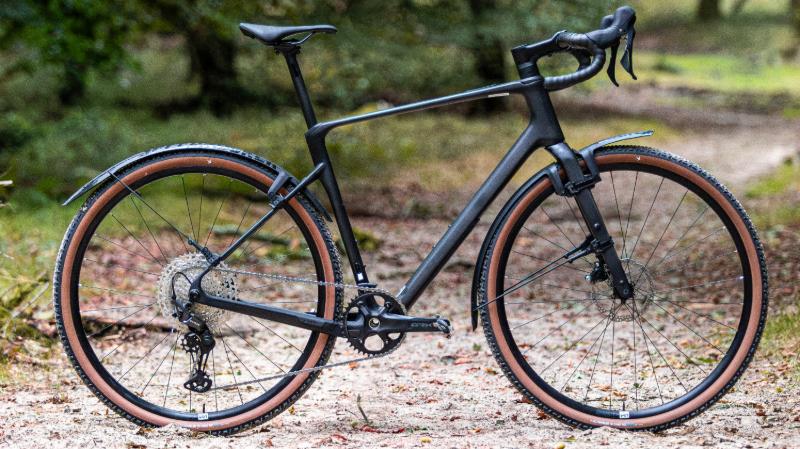 Gravelfiets met spatborden in het bos.