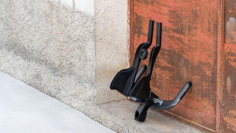 Deda tijdritstuur met armstukken met padding en een Garmin houder