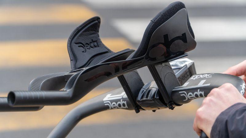 Deda tijdritstuur met armstukken met padding en een Garmin houder