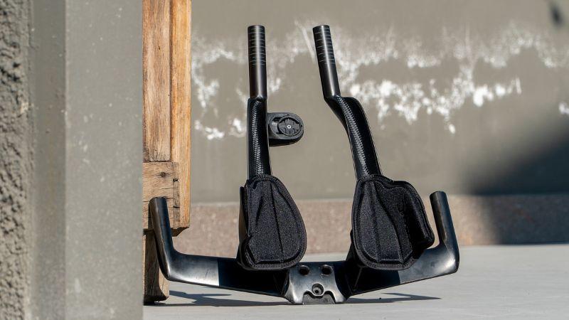 Deda tijdritstuur met armstukken met padding en een Garmin houder