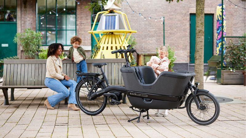 Moeder met twee kinderen bij bakfiets