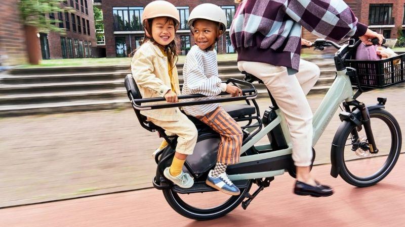 Moeder met twee kinderen op Urban Arrow Longtail fiets