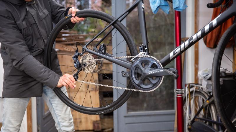 sleutelen aan de fiets