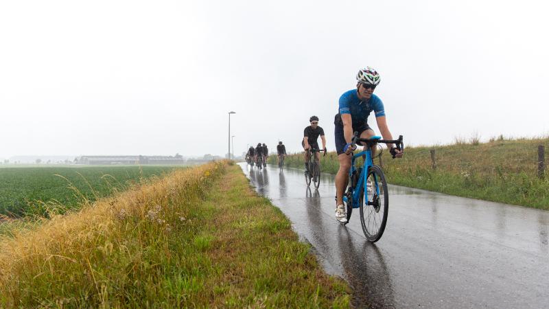 Wielrenners in de regen.