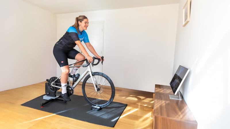 Binnen wielrennen op een Elite fietstrainer.