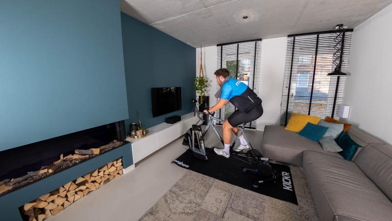 Wahoo fietstrainer in een woonkamer.