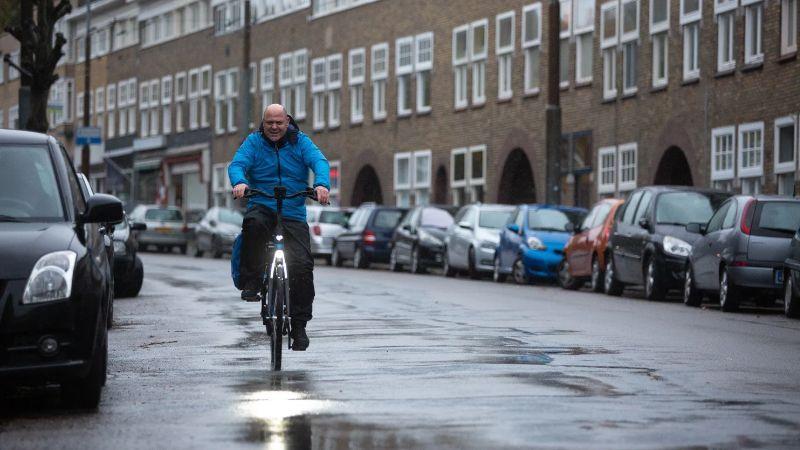 Stadsfiets E-Bike onder geneachtige omstandigheden door stad.