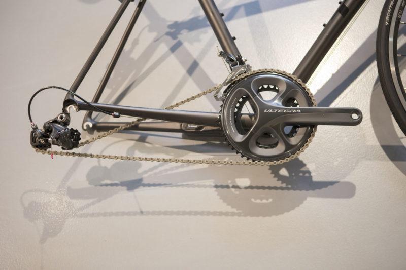 Lägg cykeln försiktigt på golvet.