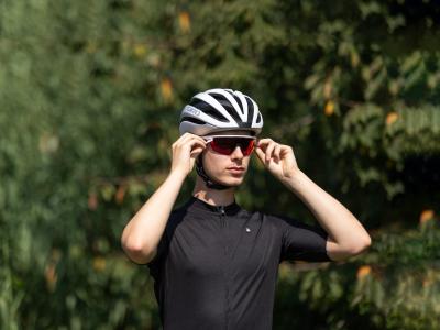 De Oakley Sphaera fietsbril: Stijlvol en functioneel
