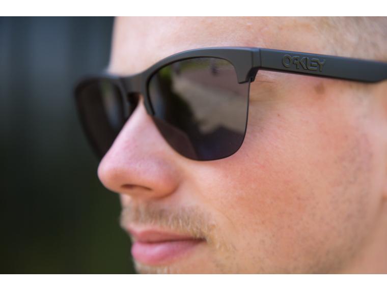 Oakley Frogskins Lite Grey Cycling Sunglasses - Mantel